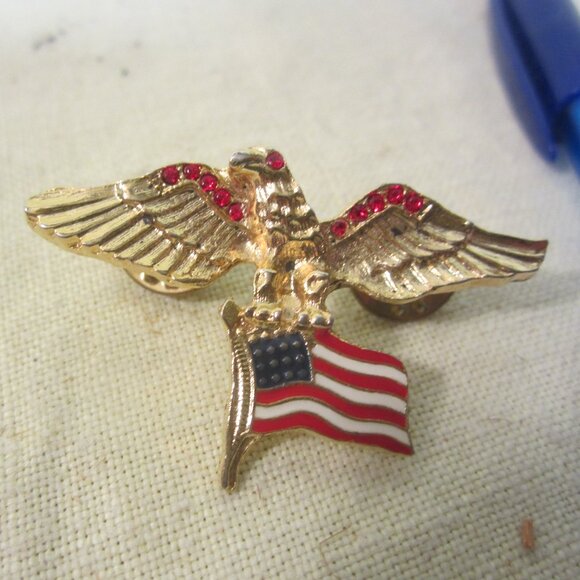 EAGLE USA PIN W/RHINESTONES & ENAMEL GOLD TONE - Picture 1 of 4
